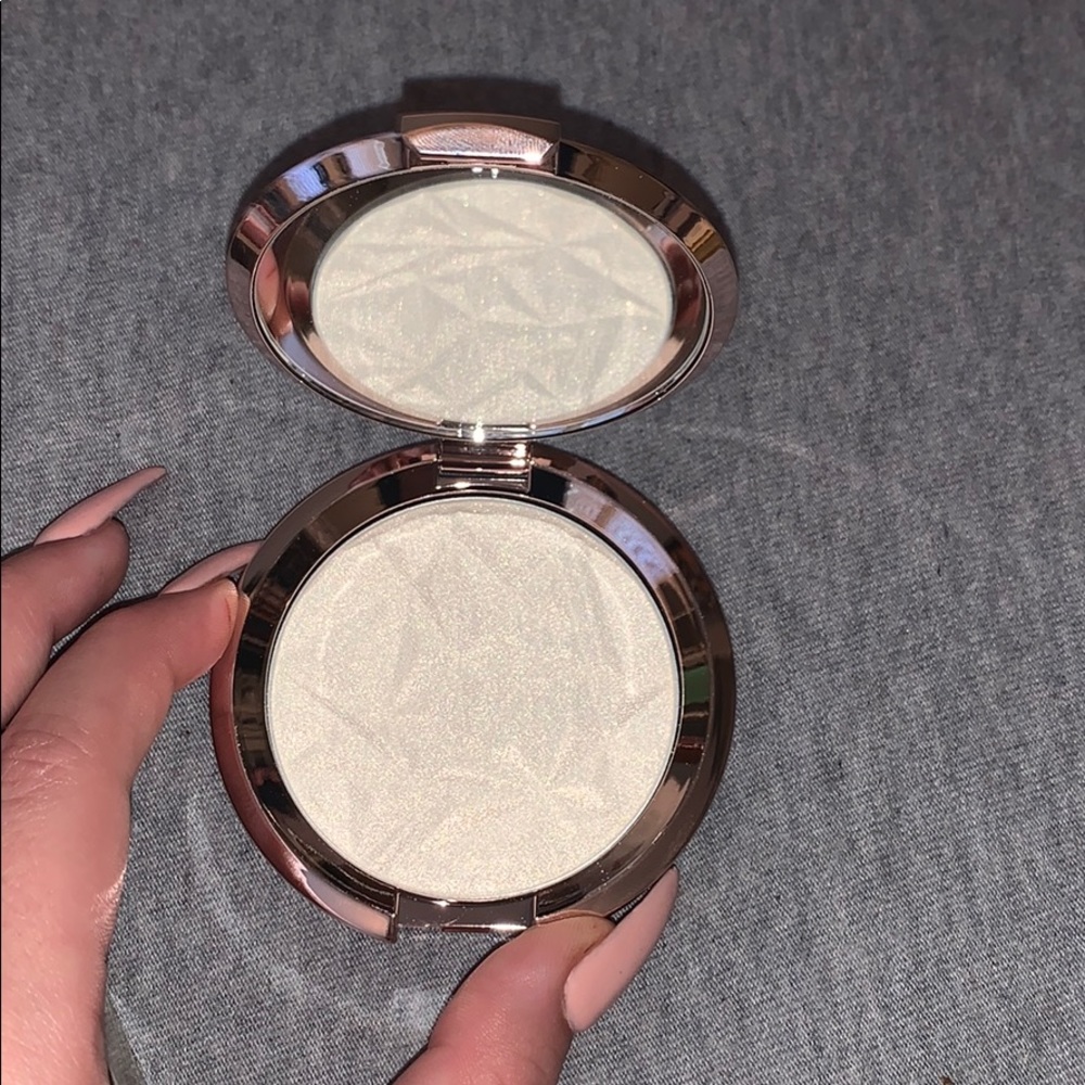 Becca cosmetics highlighter in Vanilla Quartz